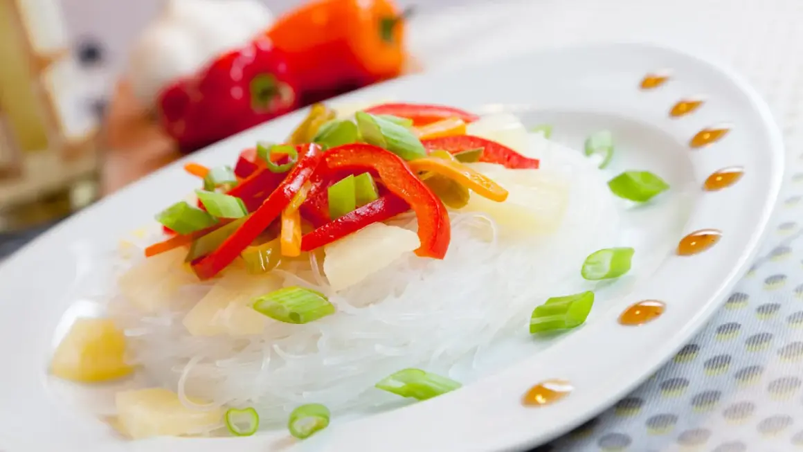 Leckeres Glasnudel Rezept mit Paprika, Ananas und Frühlingszwiebeln, garniert mit Sojasauce.
