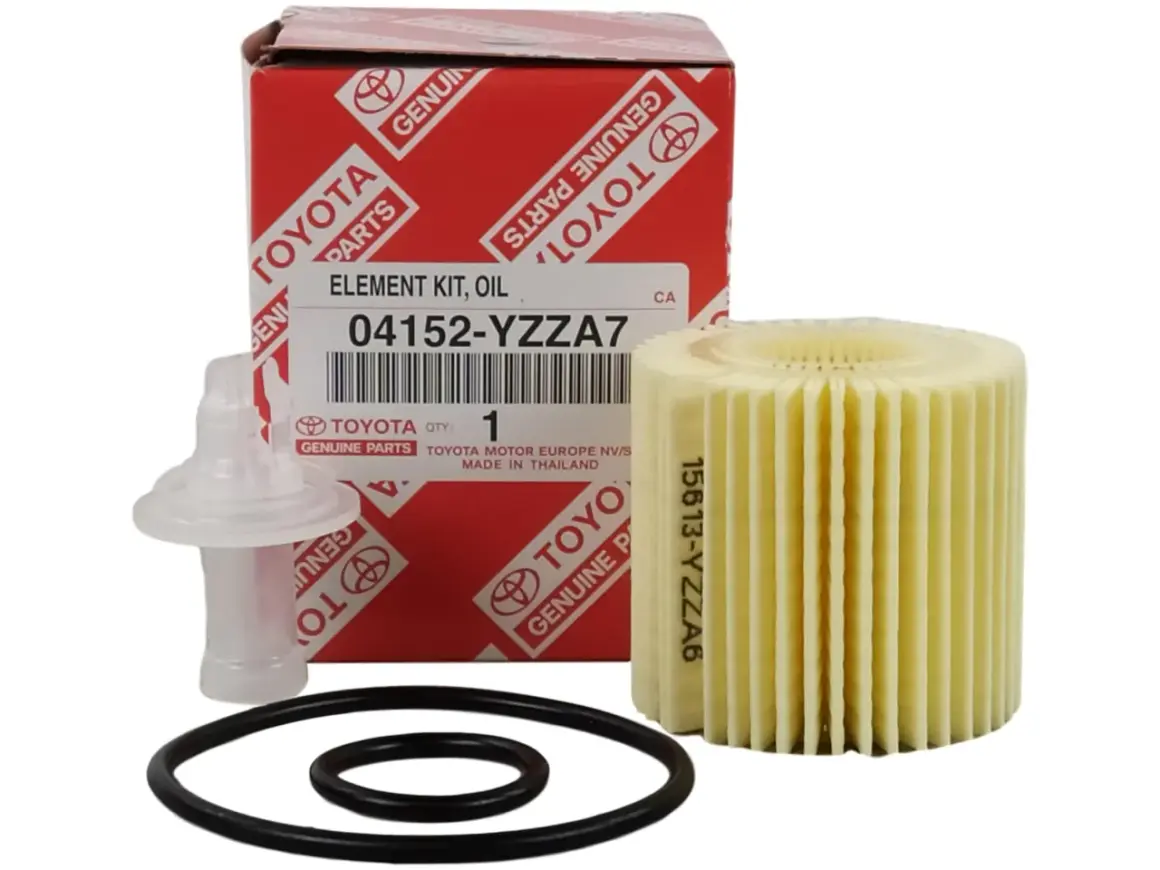 Oryginalny zestaw filtra oleju Toyota 04152-YZZA7 do Toyoty Verso 1.8 benzyna, zawiera filtr, uszczelki i plastikowy adapter.