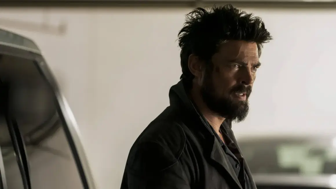 Karl Urban mit zerzaustem Haar und Bart, bereit für seine nächsten Filme und Serien.