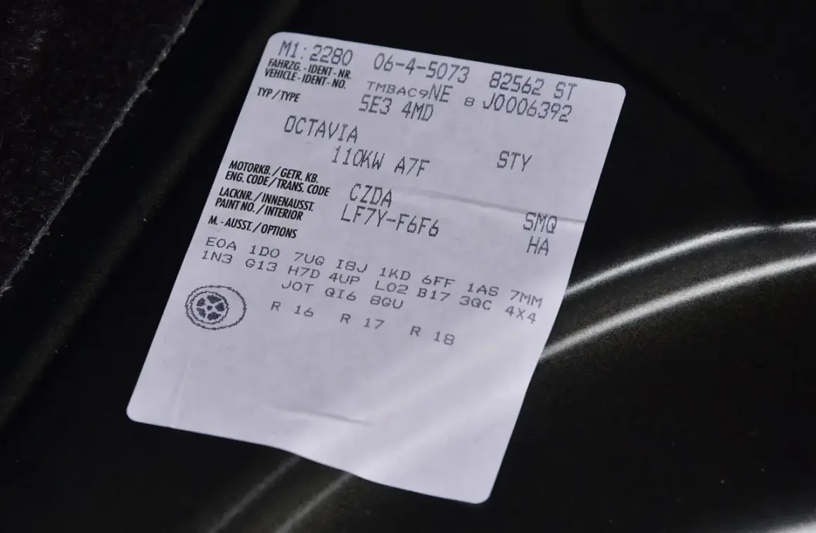 Naklejka z danymi pojazdu, w tym kod silnika po VIN VW dla Octavii.