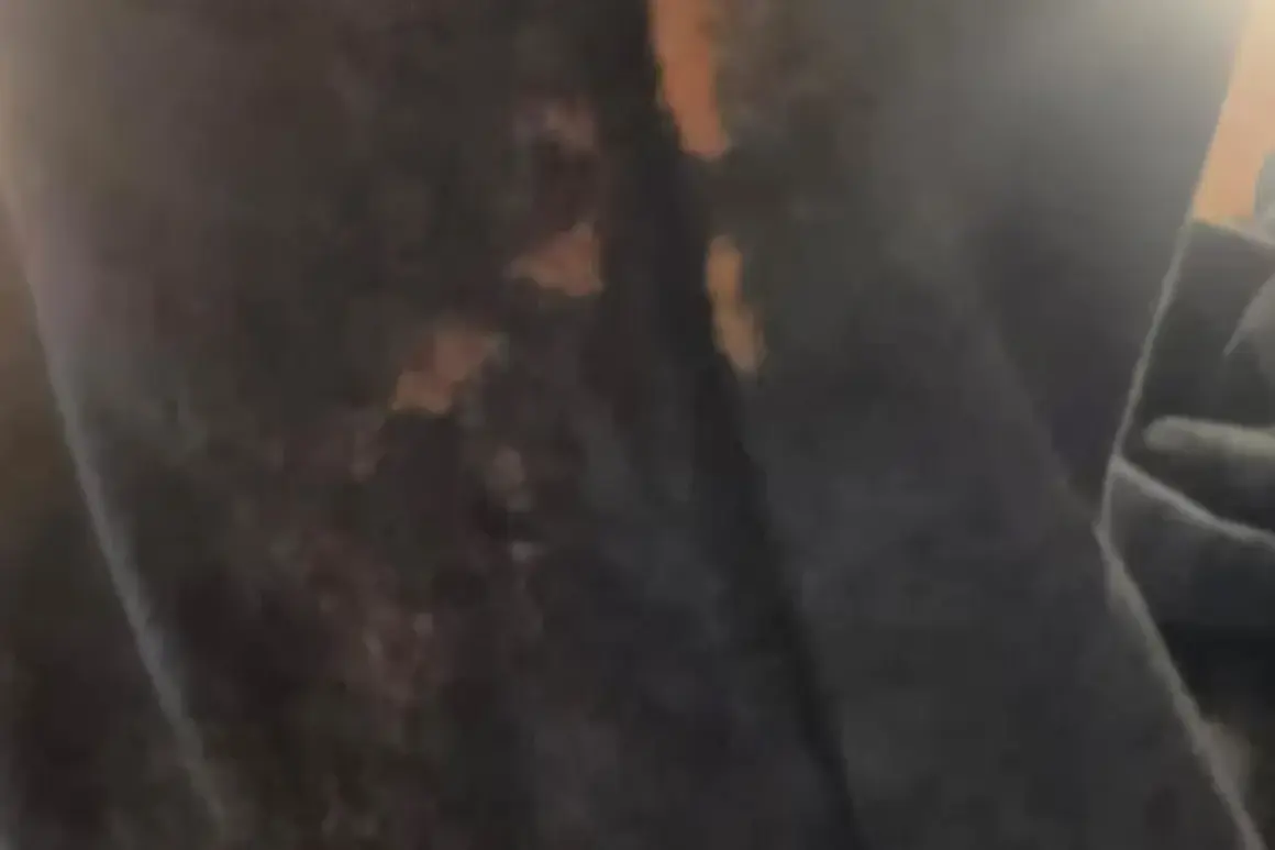 Macchie di candeggina su tessuto scuro, un problema comune per cui i rimedi della nonna sono sempre utili.