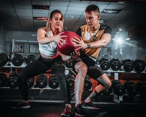 Trening obwodowy co to? Poznaj jego zalety i skuteczne ćwiczenia