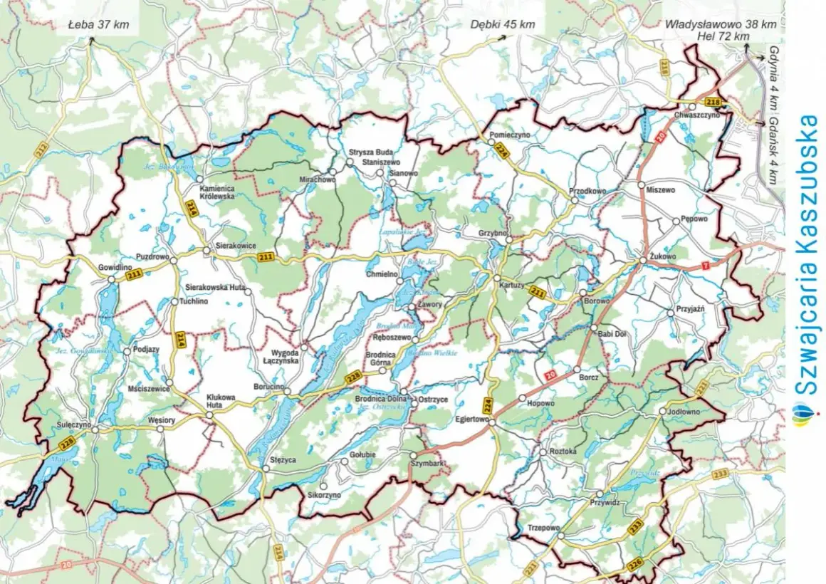 Mapa Szwajcarii Kaszubskiej z zaznaczonymi jeziorami, lasami i miejscowościami jak Kartuzy, Sierakowice, Chmielno. Atrakcje turystyczne regionu.