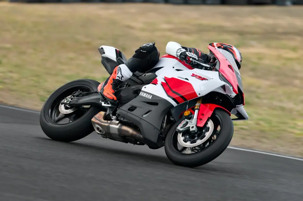 Motocicleta Yamaha R9 en pista, con piloto inclinado en curva. Detalles de la Yamaha R9 ficha técnica.