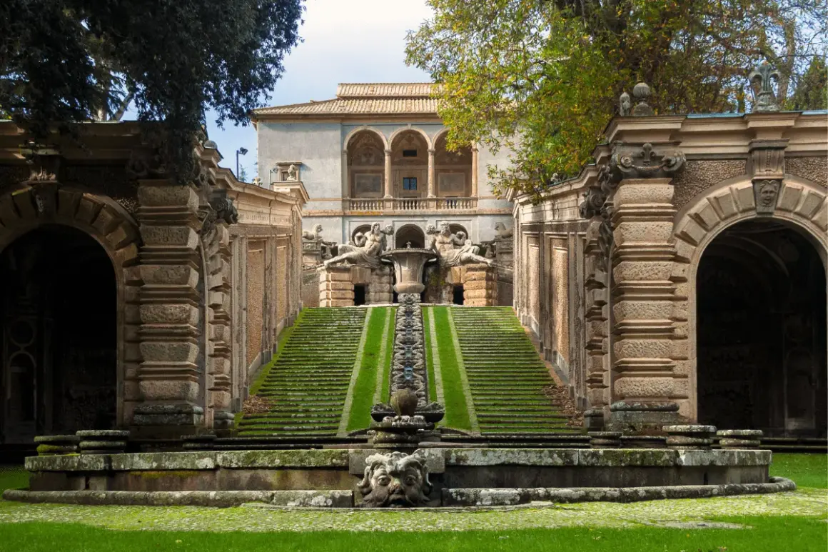 Scalinata monumentale con fontane e statue conduce al Palazzo Farnese a Caprarola, un capolavoro rinascimentale.