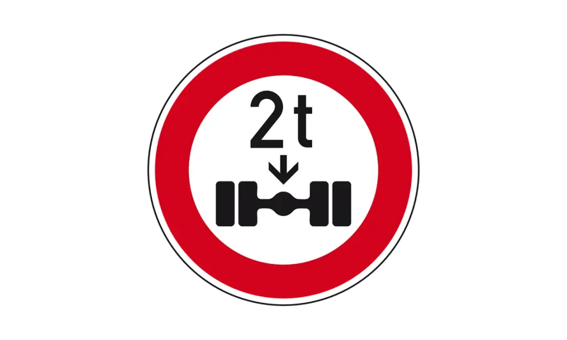 Verkehrsschild: Achslast maximal 2t. Nicht für Fahrzeuge mit einer Achslast über 2t auf einer Fahrbahn von 2 m breite.