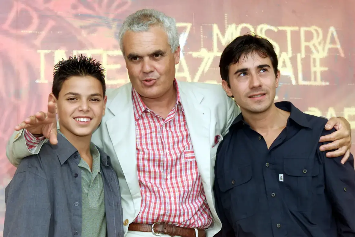 I Tre Moschettieri di Modena City Ramblers, con i testi di "I Cento Passi", sorridono insieme.