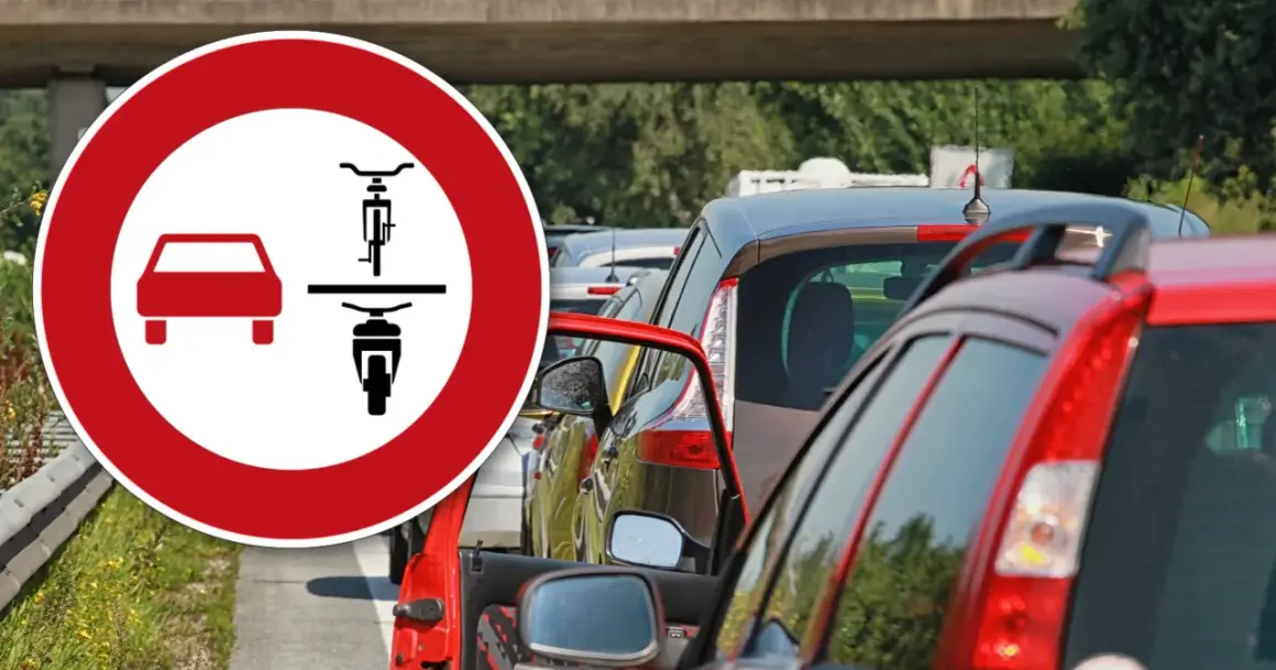 Zakaz wjazdu dla samochodów i motocykli. Znaki drogowe w Niemczech przed korkiem samochodowym.