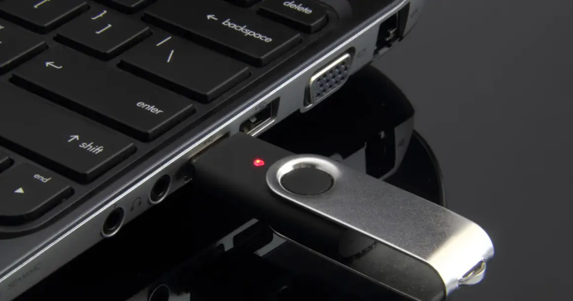 Podłącz pendrive do laptopa, aby zgrać ważne pliki. Czerwona dioda sygnalizuje gotowość.