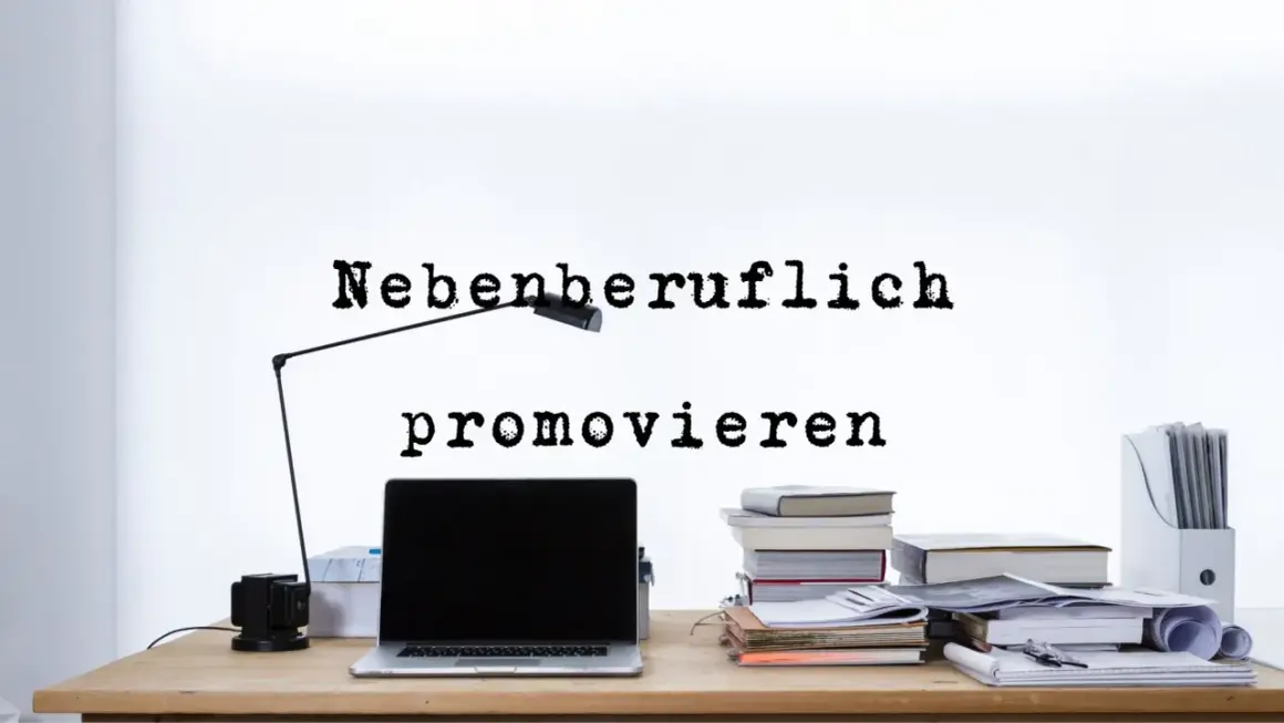 Schreibtisch mit Laptop, Büchern und Lampe. Der Text "Nebenfachlich promovieren" regt zum Nachdenken über die Promotion neben dem Beruf an.