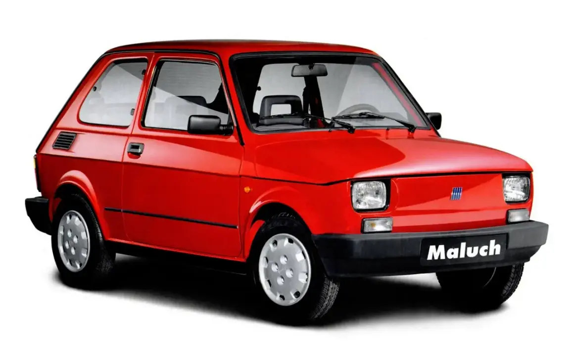 Czerwony Fiat 126p "Maluch" widziany z przodu i z boku.