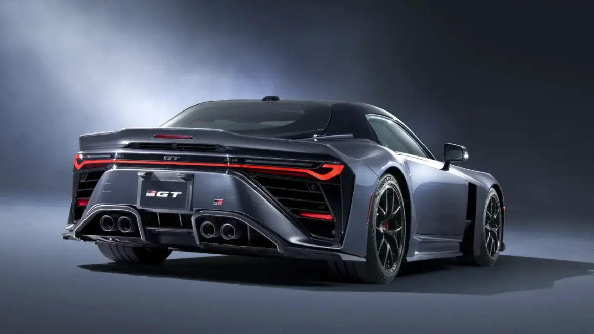 Tylna część sportowego, ciemnoszarego coupe Toyota GR GT z czterema końcówkami wydechu i ostrymi światłami LED.