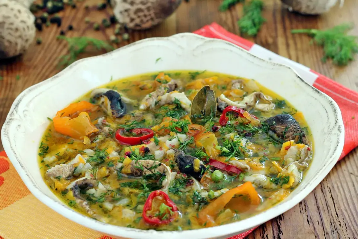 Aromaticzne flaki z kani z papryką i ziołami, gotowe do podania.
