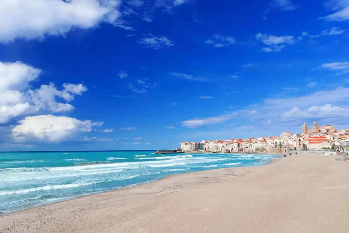 Le spiagge di Cefalù, con la loro sabbia dorata e il mare azzurro, invitano a rilassarsi sotto il sole siciliano.