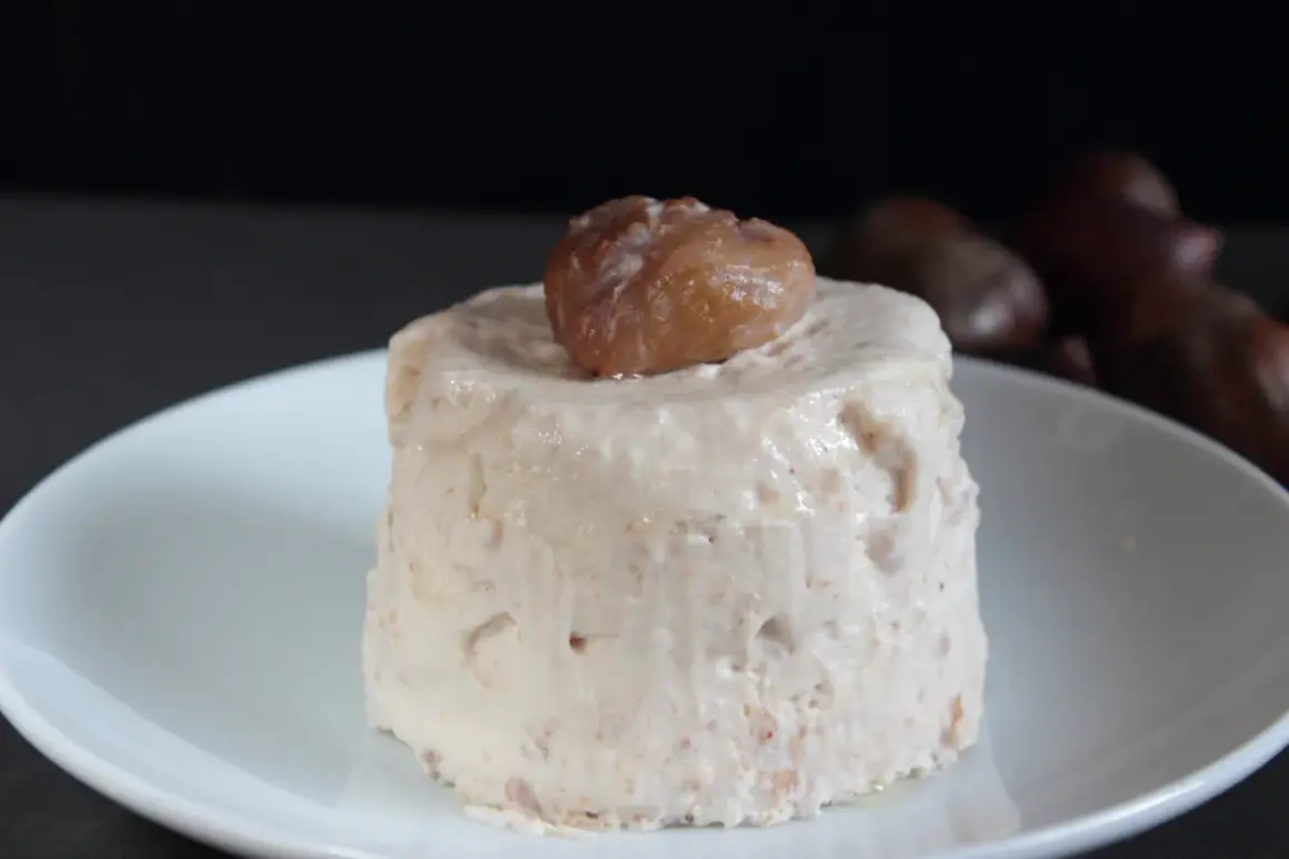 Delicioso mousse de castañas, cremoso y suave, coronado con una castaña entera.