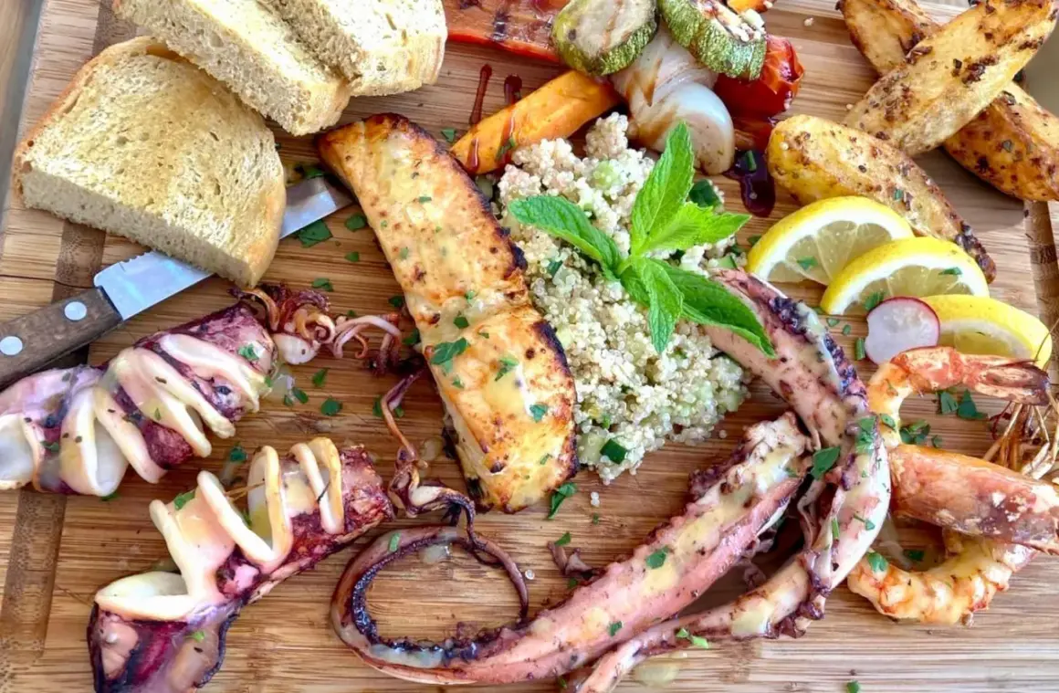 Wyśmienite greckie jedzenie: grillowane kalmary, krewetki, łosoś, pieczone ziemniaki, kasza i pieczywo.