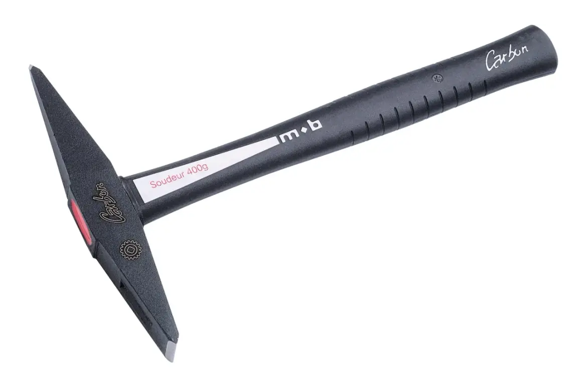 Ce type de marteau, un marteau de soudeur de 400g en carbone, possède une tête pointue et plate pour le travail du métal.