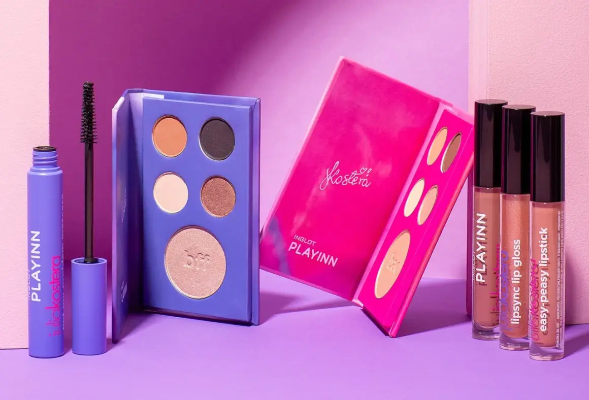 Fioletowa maskara i paletki cieni do powiek z kolekcji Inglot PLAYINN. Obok błyszczyki i pomadki w odcieniach nude.