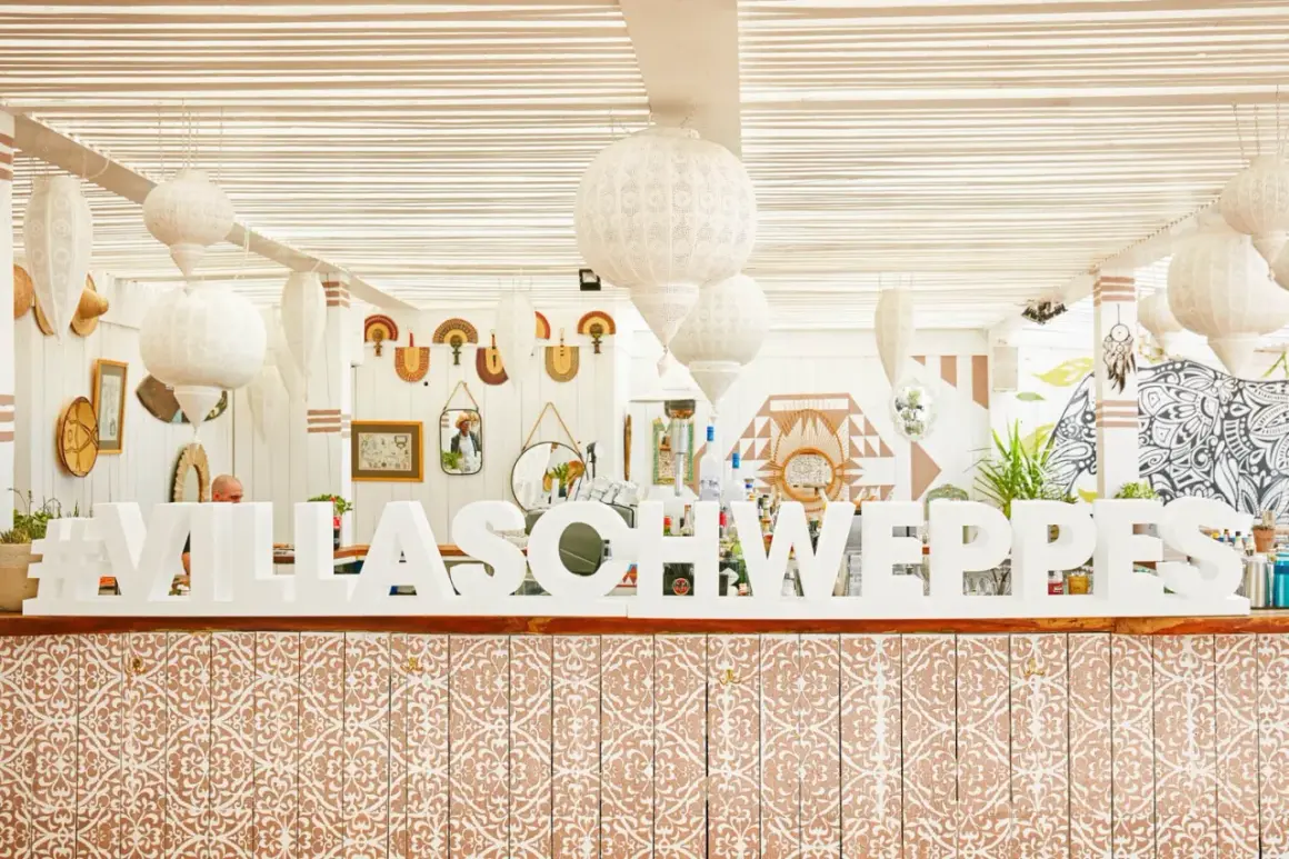 #VILLASCHWEPPES en lettre polystyrene sur un bar décoré, ambiance estivale et festive.