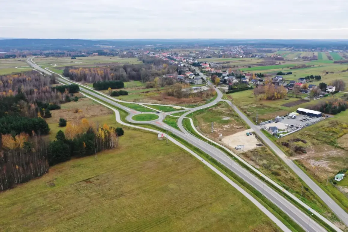 Nowa wschodnia obwodnica Kielc usprawnia ruch. Widok z lotu ptaka na skrzyżowanie i okoliczne tereny.