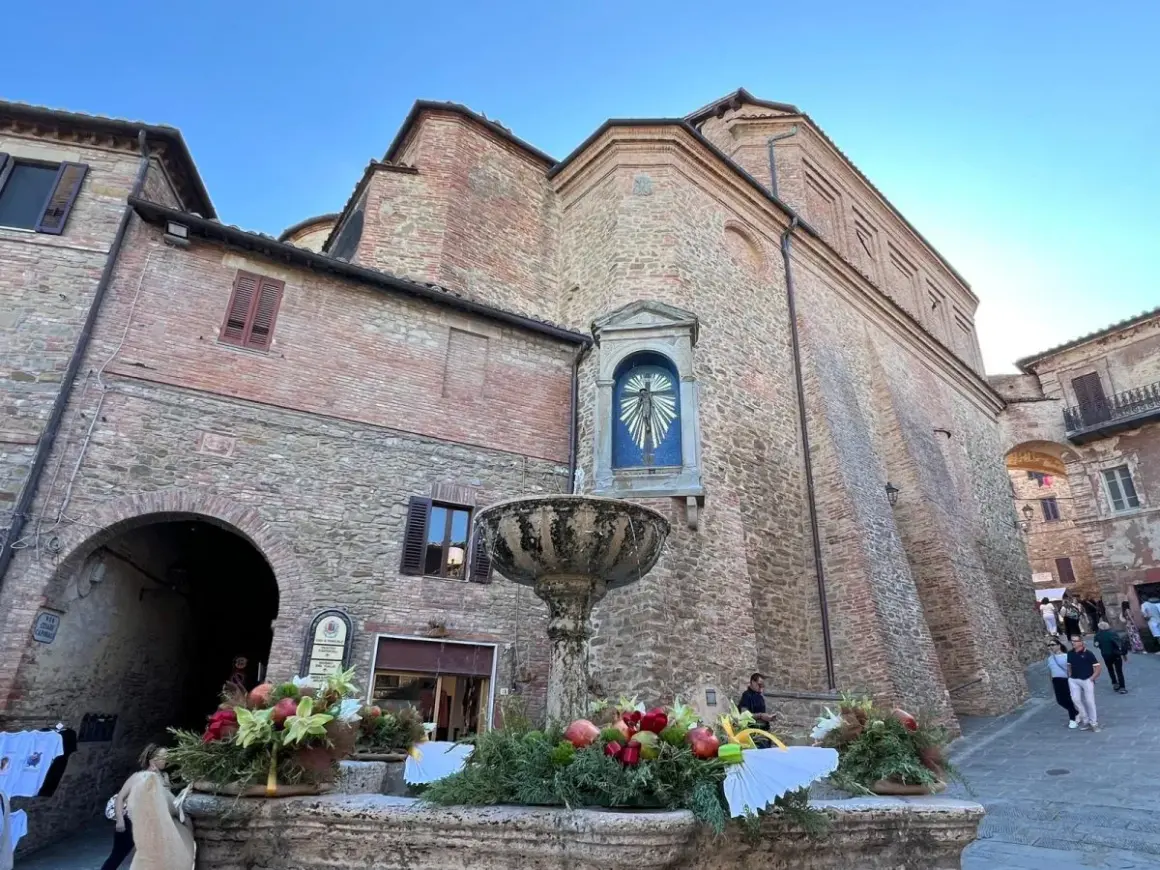 Fontana decorata a Panicale, con scorci di vicoli e architetture in pietra e mattoni. Un luogo da scoprire.