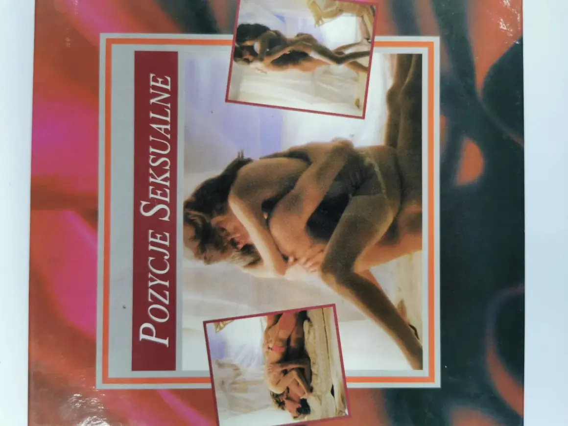 Książka "Pozycje Seksualne" prezentuje ciekawe fakty o seksie i intymności, ukazując pary w różnych pozach.