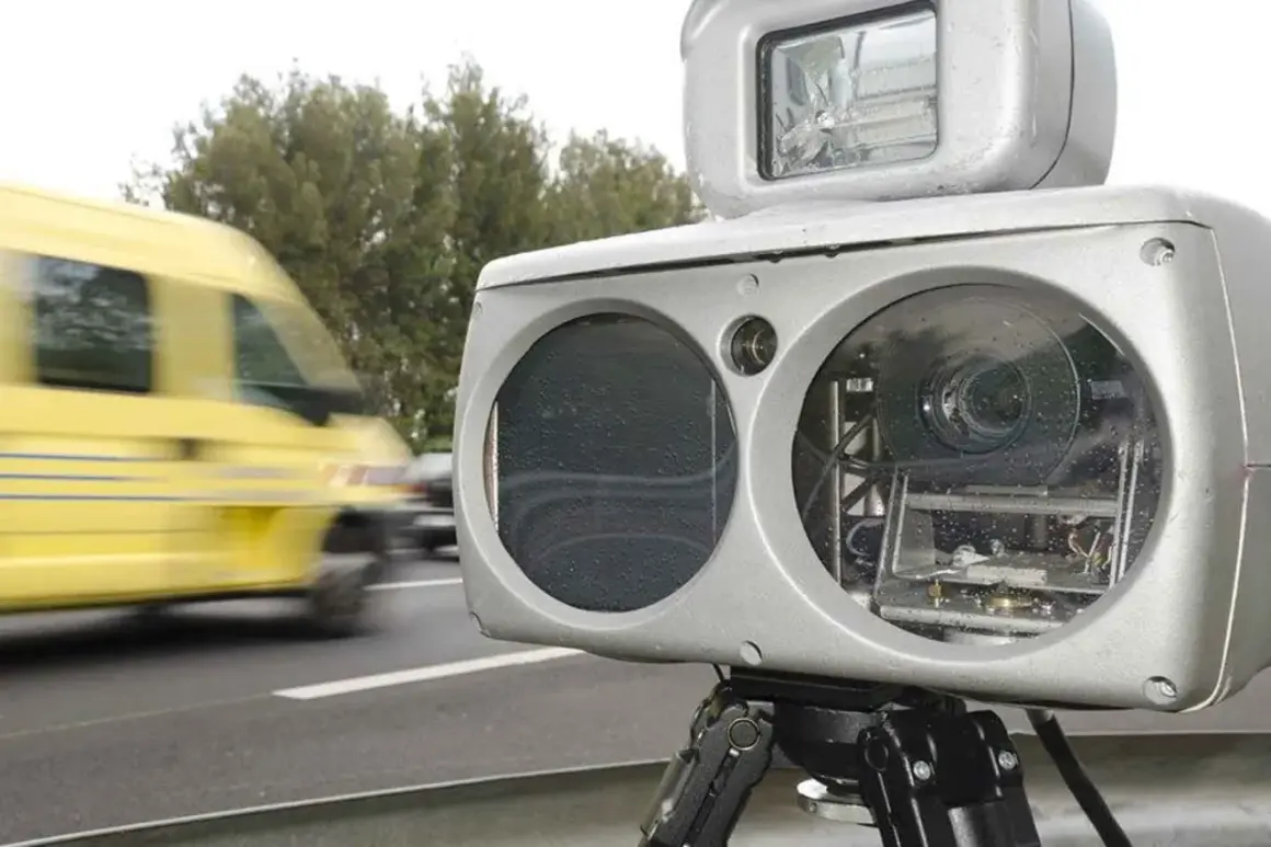 Blitzlichtgewitter für einen gelben Lieferwagen, der mit unter 20 km/h fährt. Die Radarkontrolle ist bereit.