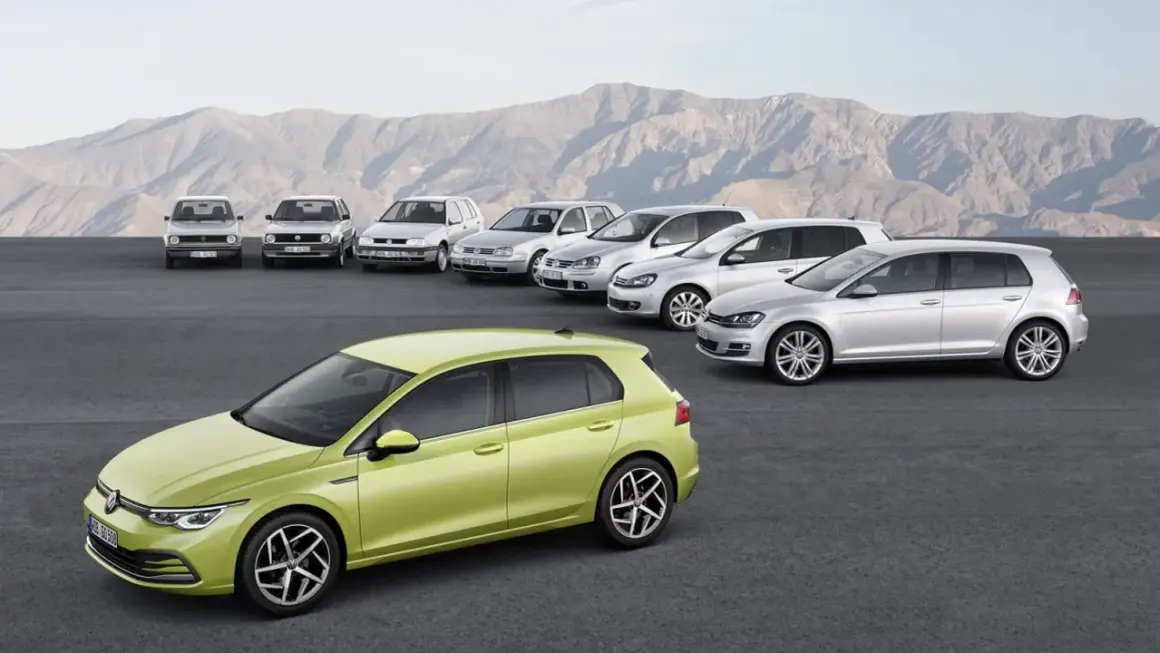 Evolución de los modelos Golf por años, desde el clásico hasta el moderno verde lima, alineados ante un paisaje montañoso.