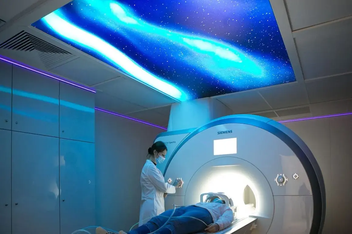 Pacjent leży w aparacie rezonansu magnetycznego, a technik przygotowuje badanie. Sufit ozdobiony jest motywem kosmicznym.