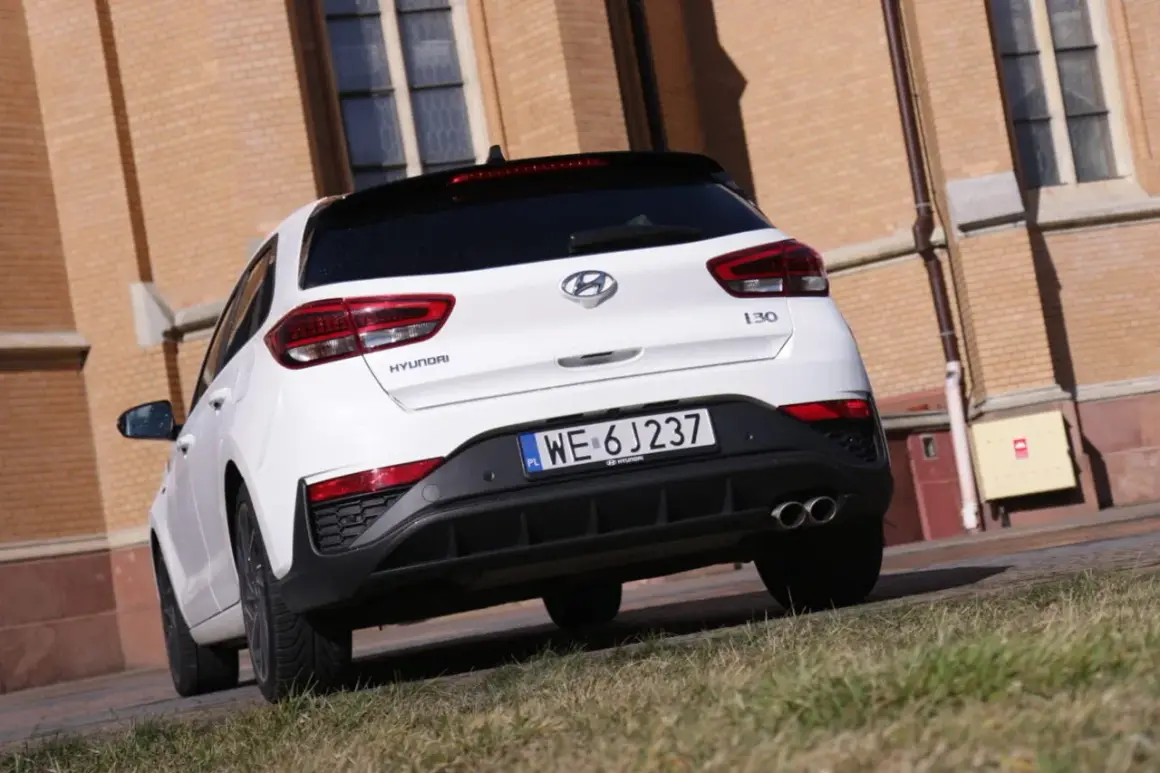 Biały Hyundai i30 N z podwójnym wydechem i dyfuzorem, tył samochodu.