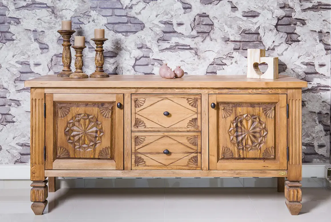 Buffet en bois sculpté, prêt à recevoir une nouvelle teinte. Ses portes ornées de motifs étoilés et ses tiroirs invitent à le teindre un meuble en bois déjà teint pour un relooking.