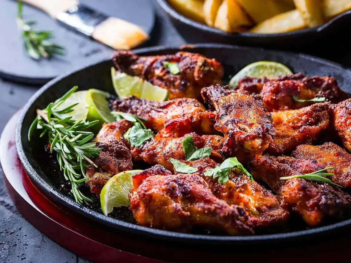 Saftiga, kryddiga kycklingvingar, perfekt marinerade och serverade med lime och rosmarin. En fest för smaklökarna!