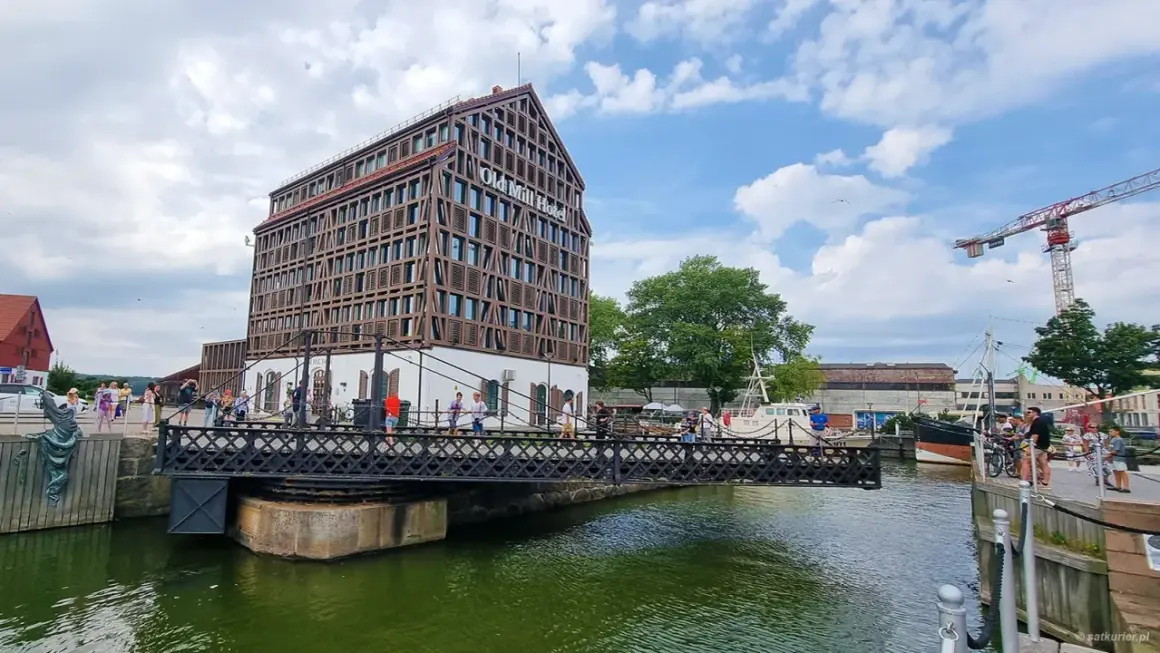 Most w Kłajpedzie, największym mieście Małej Litwy, prowadzi do hotelu Old Mill.
