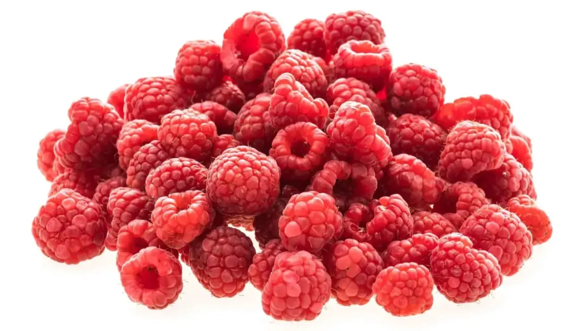 Ein Haufen frischer, roter Himbeeren, die zeigen, wie gesund sie sind.