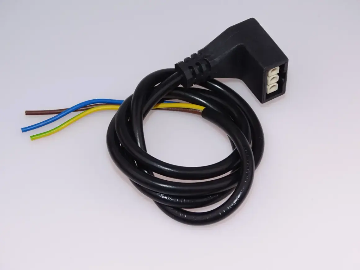 Czarny kabel z wtyczką kątową i trzema żyłami (brązowa, niebieska, żółto-zielona) – idealny jako przewód do pompy ciepła.
