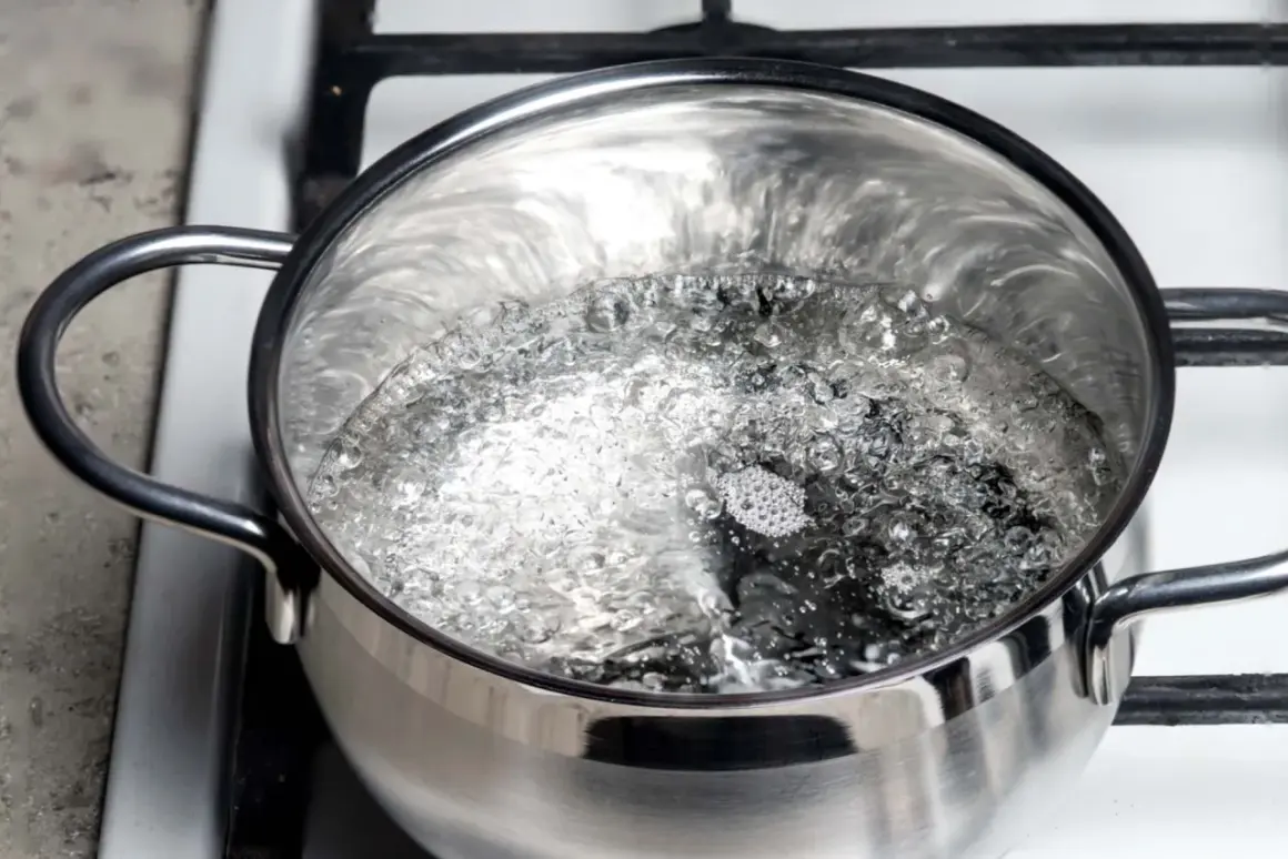 Une casserole d'eau bouillante sur le feu, une méthode pour déboucher un évier.
