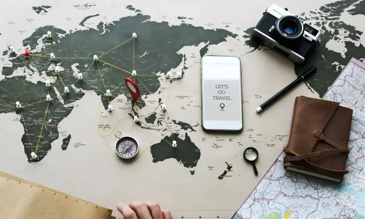 Planujesz podróż? Z mbank ubezpieczenie podróżne masz spokój ducha. Mapa świata, aparat, kompas i telefon z hasłem "Let's go travel" zachęcają do odkrywania świata.