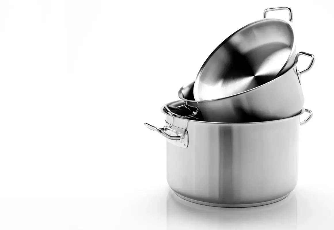 Pentole in acciaio inossidabile impilate. La scelta tra acciaio 18/0 o 18/10 dipende dall'uso, ma entrambe sono ottime per cucinare.