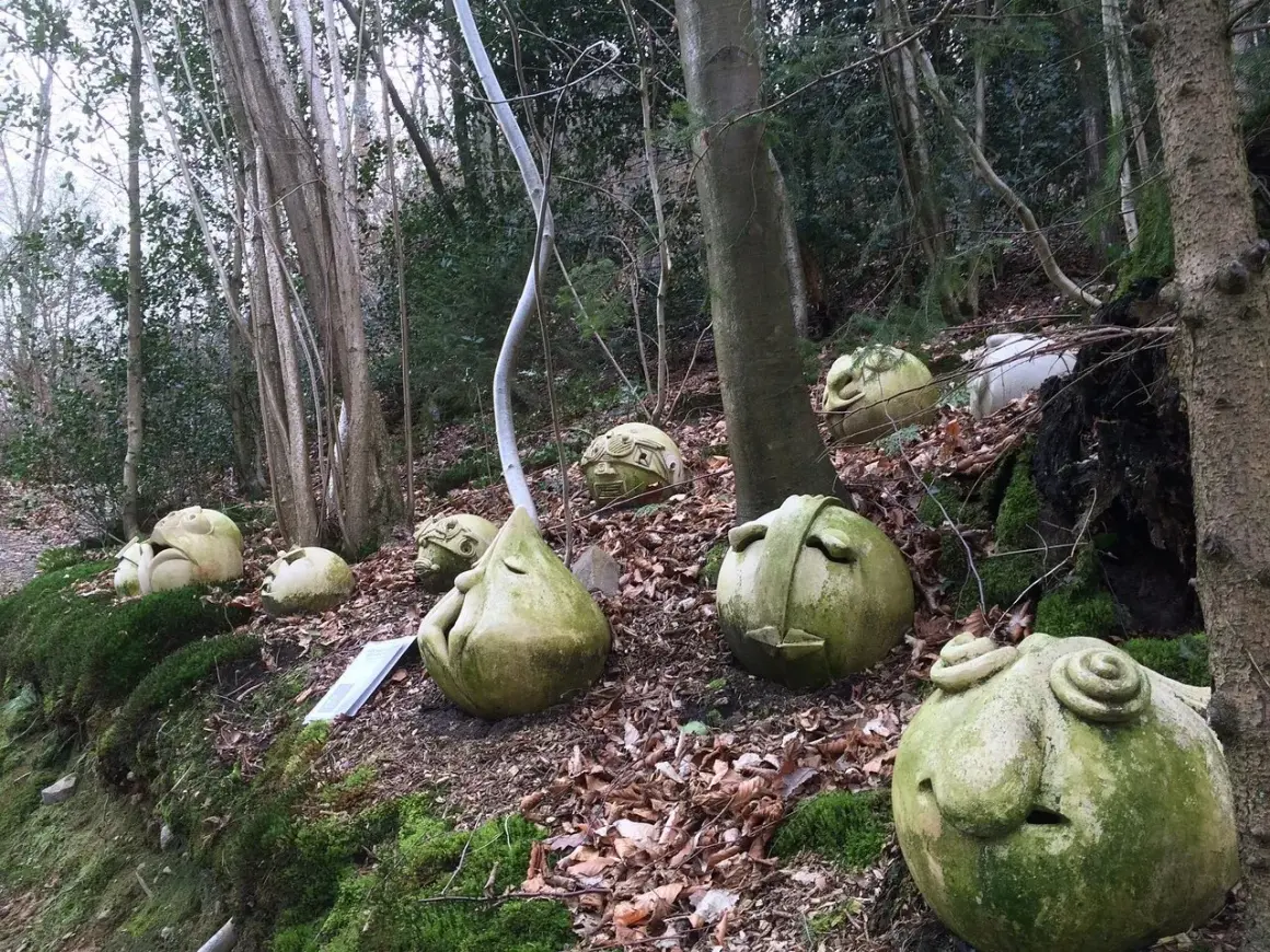 Waldskulpturen im Wald bei Leichlingen. Diese besonderen Veranstaltungen ziehen Besucher an, die die Kunstwerke in der Natur bestaunen.