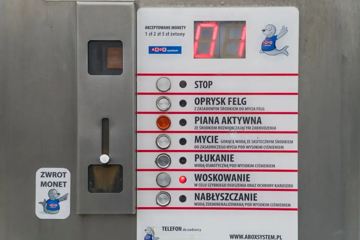 Panel myjni bezdotykowej ABOX z przyciskami: STOP, OPRYSK FELG, PIANA AKTYWNA, MYCIE, PŁUKANIE, WOSKOWANIE, NABŁYSZCZANIE. Akceptuje monety 1, 2, 5 zł.