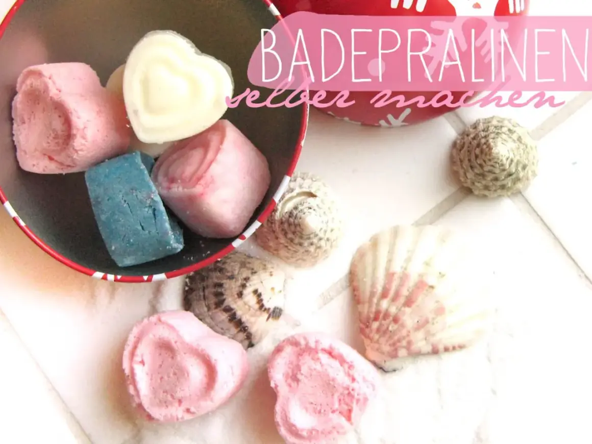 Badebomben in Herzform und andere Formen, die man leicht selber machen kann. Mit Muscheln und Sand für ein maritimes Flair.