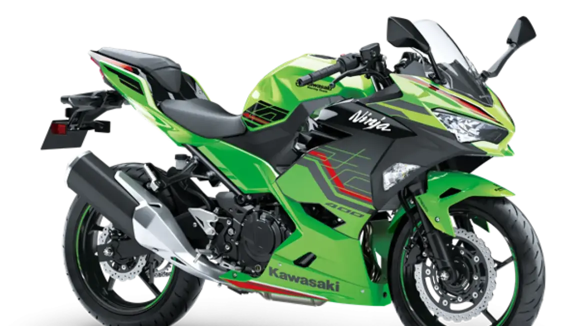 Kawasaki Ninja 400, una de las deportivas motos guapas, con su característico color verde y diseño agresivo.
