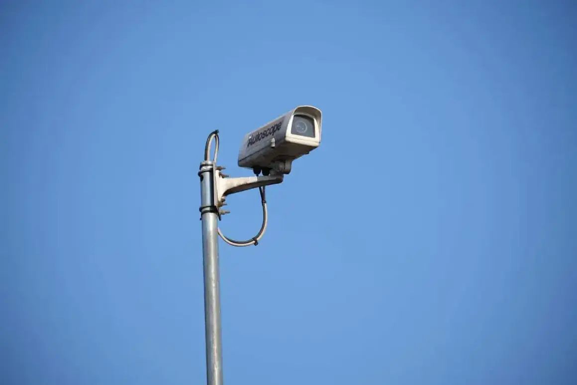 Białe kamery nad światłami monitorują niebo.