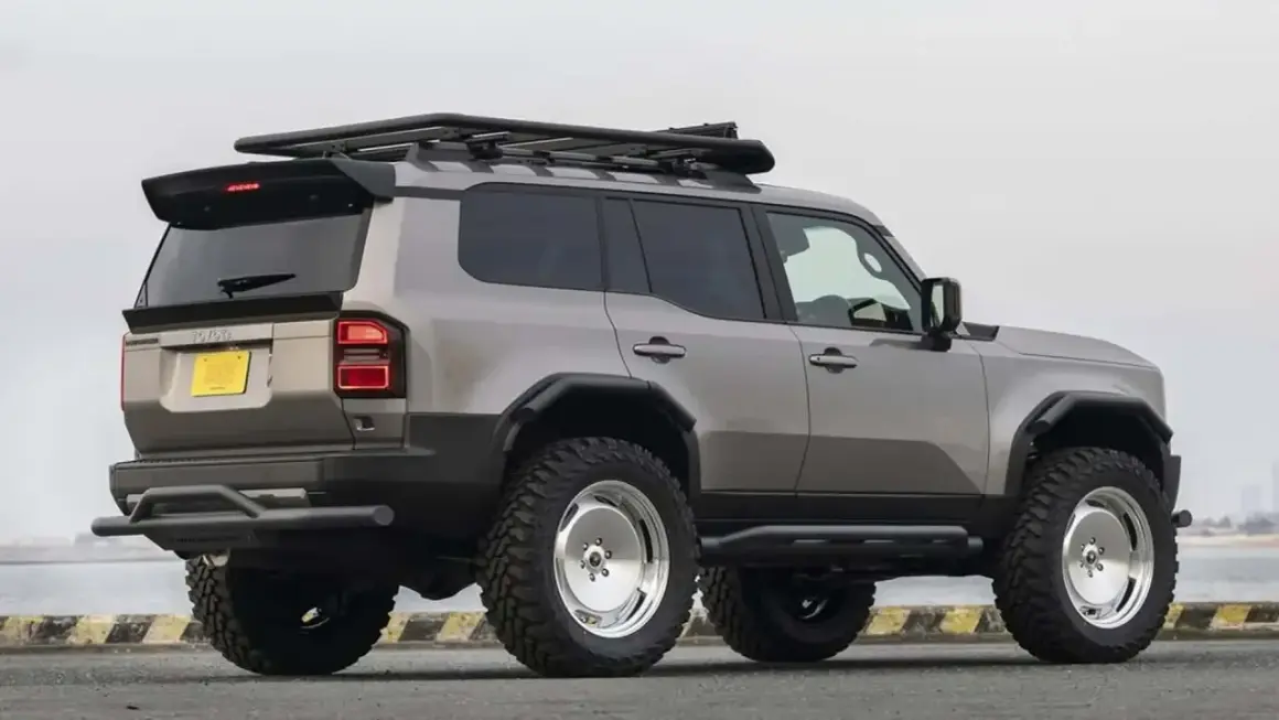 Robusto Toyota Land Cruiser 150 off road, listo para la aventura con llantas todoterreno y portaequipajes.
