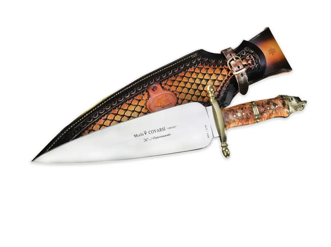 Cuchillo Muela COVARSI 30 Aniversario con funda de cuero grabada y mango de madera con cabeza de animal.