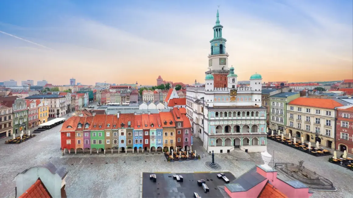 Poznański Rynek, jeden z najpiękniejszych rynków w Polsce, z kolorowymi kamieniczkami i renesansowym ratuszem.