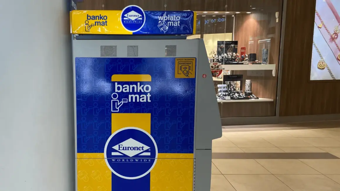 Bankomat Euronet. Sprawdź, czy wypłata gotówki wiąże się z prowizją, zanim skorzystasz z bankomatu.