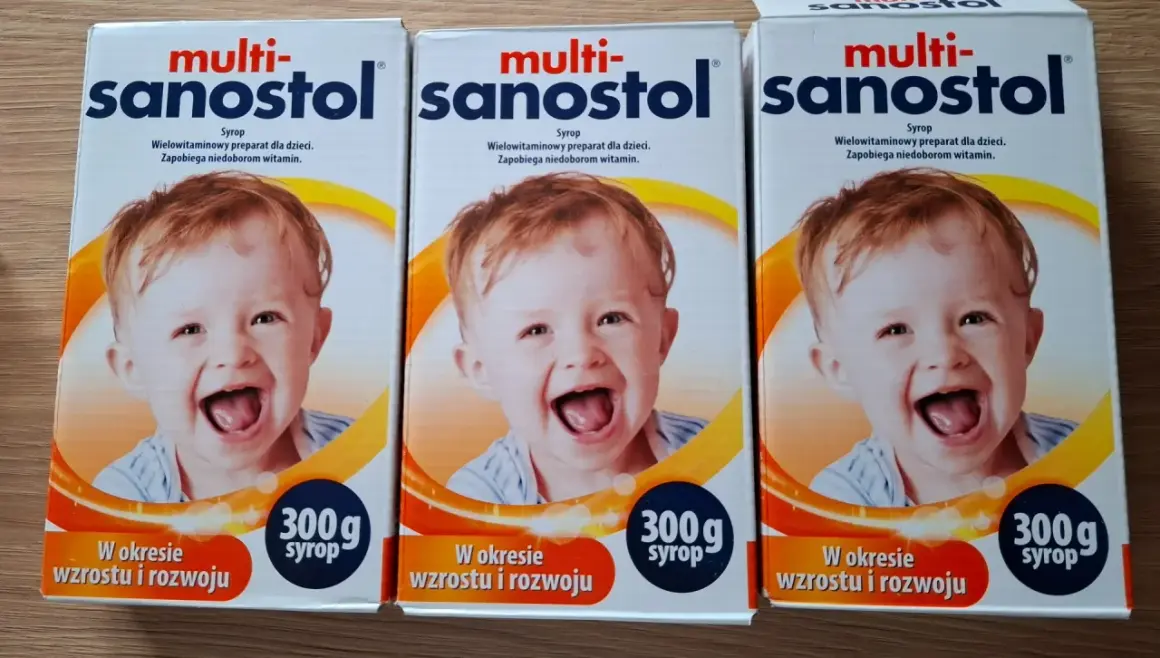 Trzy opakowania multi-sanostol wycofany, z uśmiechniętym dzieckiem, na syrop dla dzieci.