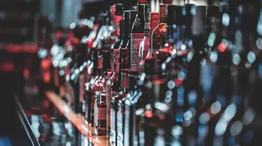 Ile kalorii ma setka wódki? Sprawdź, co musisz wiedzieć o alkoholu