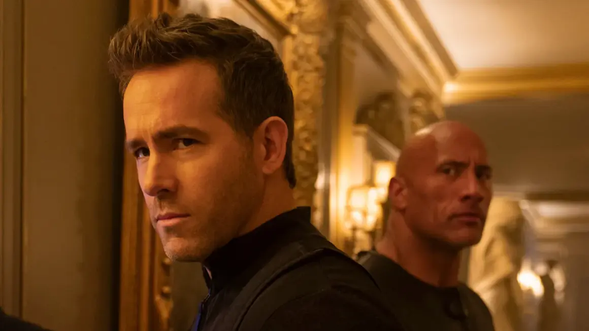 Ryan Reynolds i Dwayne Johnson w scenie z filmu "Czerwona nota 2".